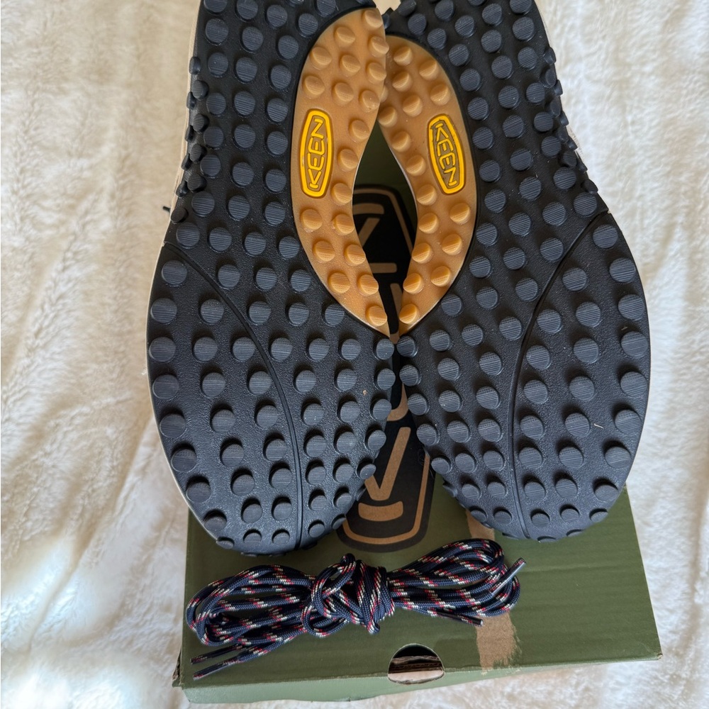 Keen sneakers excellent condition 8.5 - Picture 6 of 6
